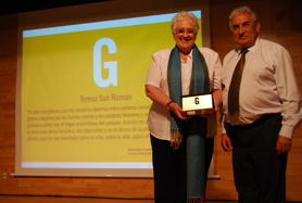Teresa San Romn recibe el premio de manos de Pedro Puente, presidente de la FSG.