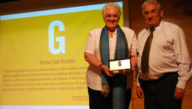 Teresa San Román received the FSG Prize from the hands of the President of the FSG, Pedro Puente