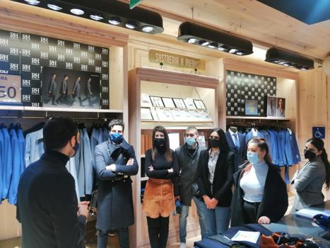 Los alumnos del programa Formatate con Garanta de Madrid visitan la tienda de Cortefiel de la calle Goya