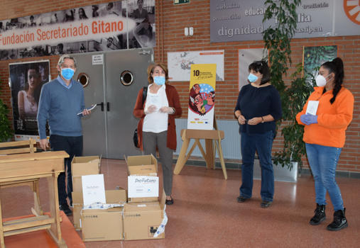 The Fundacin Secretariado Gitano and ProFuturo distribute 300 tablets to Roma students to help with their home education