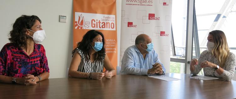 Patricia Vzquez (trabajadora social SGAE), Antonia Snchez (coordinadora FSG Sevilla), Juan Manuel Reyes (director territorial FSG Andaluca), y Vernica Repiso (directora SGAE Andaluca), durante la firma del convenio en la sede de SGAE en Sevilla. 