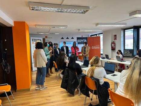 La Fundacin Secretariado Gitano abre en colaboracin con Fundacin Orange un Aula Edyta en Lugo.