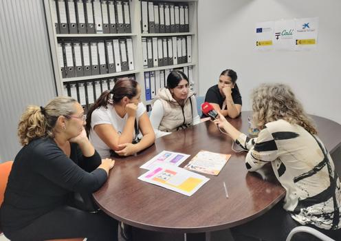 Mujeres gitanas del programa Cal de FSG Sevilla participan en tertulia radiofnica de RNE 