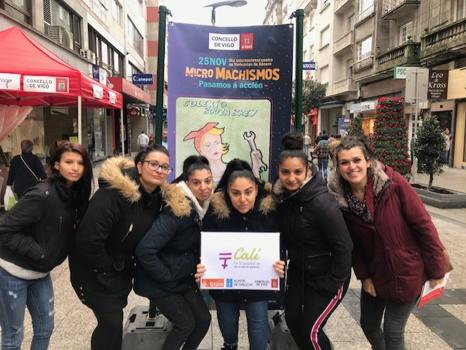 Las mujeres del Programa Cal de la Fundacin Secretariado Gitano en Vigo visitan la exposicin contra los micromachismos